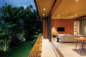 La apertura al exterior permite disfrutar de la naturaleza desde la casa.