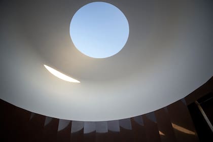 La apertura circular del techo, donde sucede la magia de la luz.
