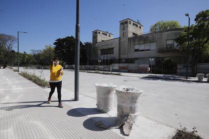 La apertura de calles y veredas forma parte de la primera etapa de la obra; en la imagen se ve una de las arterias que se abrirán al tránsito y, detrás, el edificio histórico del Tiro Federal