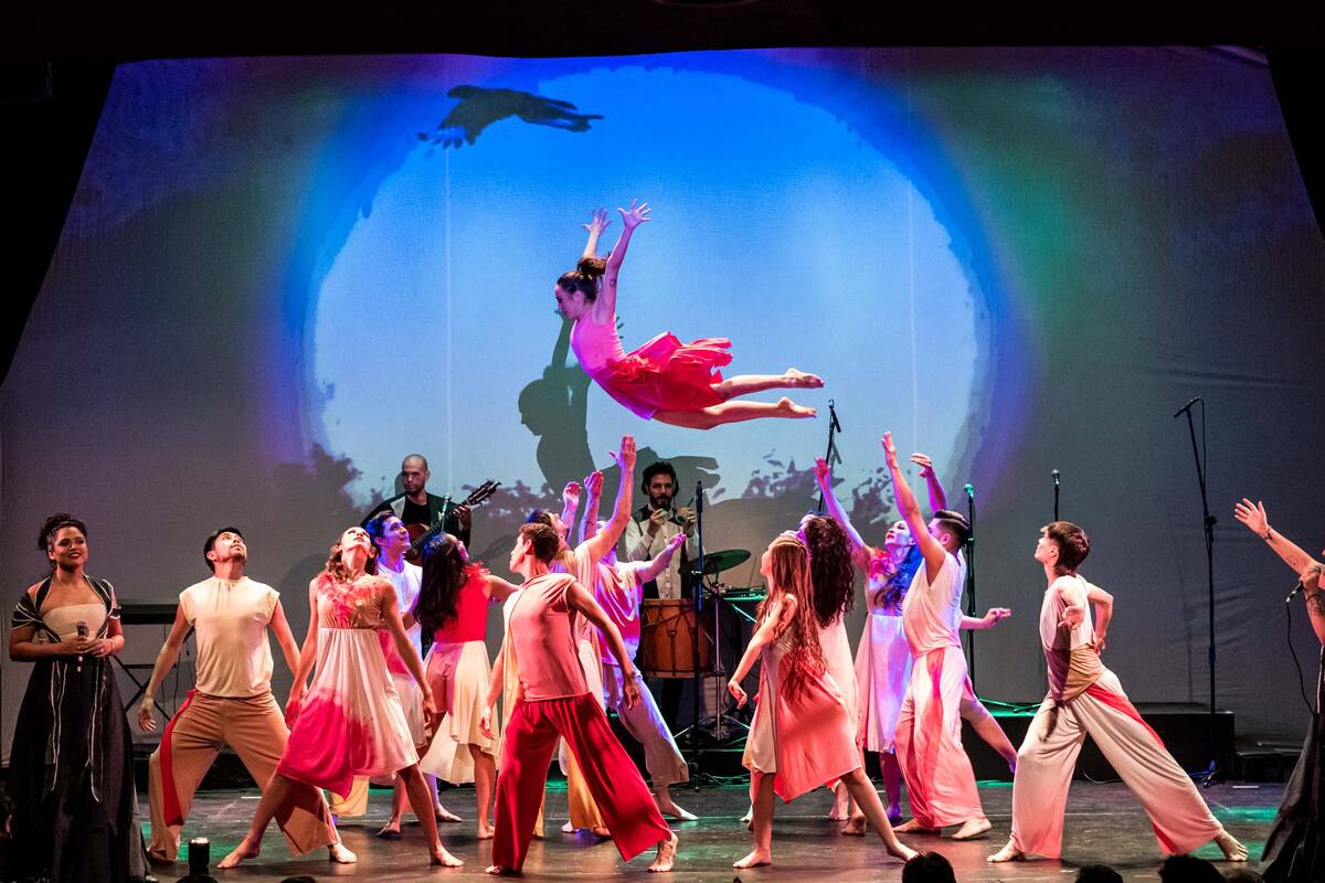 La apertura de la Festival Nacional del Teatro tuvo lugar en el Domo del Centenario, un gran escenario para unas 2.000 personas ubicado en el predio en donde tiene lugar la Bienal de Escultura, el gran acontecimiento cultural de Resistencia