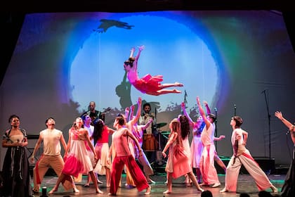 La apertura de la Festival Nacional del Teatro tuvo lugar en el Domo del Centenario, un gran escenario para unas 2.000 personas ubicado en el predio en donde tiene lugar la Bienal de Escultura, el gran acontecimiento cultural de Resistencia