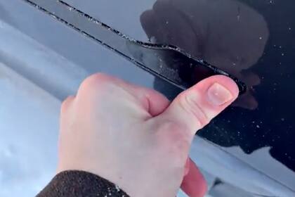 La apertura de la puerta del Tesla bloqueada por el hielo
