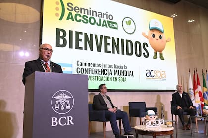 La apertura del congreso en donde Rossi estuvo junto con Sebastián Chale, secretario de Gobierno de la Municipalidad de Rosario y Sergio Iraeta, secretario de Agricultura