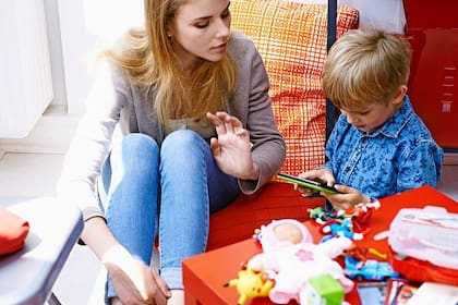 La aplicación analiza las cuentas de las niñeras en redes sociales para buscar publicaciones que puedan ser motivo de preocupación para los padres.