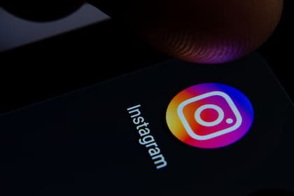 La aplicación de fotografía y video digital de Facebook se sumó al club de las apps con modo oscuro gracias a la actualización de iOS 13 y Android 10