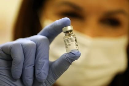 La aplicación de vacunas ya está en marcha en muchos países, al tiempo que surgen nuevas cepas