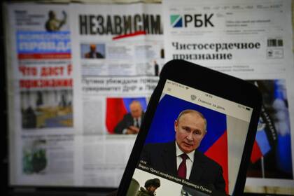 La aplicación del periódico del gobierno ruso aparece en la pantalla de un iPhone mostrando al presidente ruso, Vladimir Putin, durante su discurso en el Kremlin en Moscú, Rusia