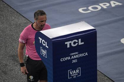 La aplicación del VAR en las últimas dos Copas América, celebradas en Brasil, recibió fuertes críticas por la demora en la toma de decisiones.