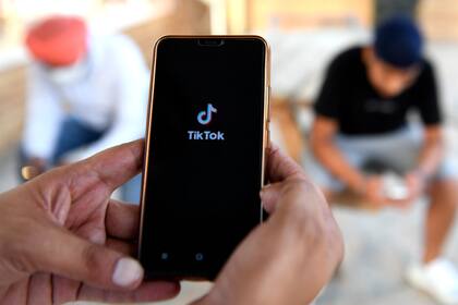 La aplicación Tik Tok permite publicar videos de pocos segundos en los que los usuarios se filman cantando o bailando o haciendo bromas