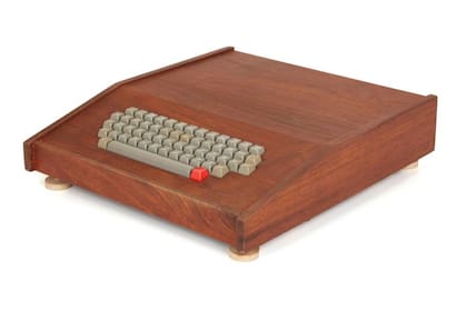 La Apple-1 original, cuando salió a la venta en 1976, tenía un precio de 666,66 dólares, y no incluía la pantalla ni el teclado