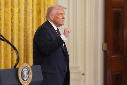 La aprobación del manejo económico de Trump se desplomó 13 puntos entre baby boomers, con un 56% que ahora desaprueba su gestión frente al 42% que la apoya