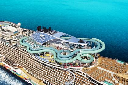 La aqua slidecoaster, en lo alto de la embarcación, lleva por un recorrido vertiginoso
