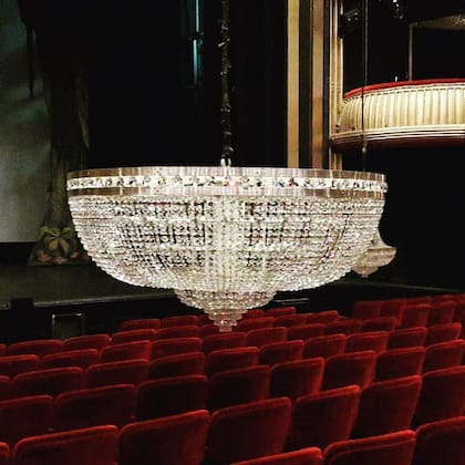 La araña central del Teatro Maipo fue bautizada Las Nélidas (por el nombre de las vedettes Roca y Lobato) y está rodeada por otras cuatro llamadas Niní (Marshall), Tita (Merello), Sofía (Bozán) y Lola (Membrives).