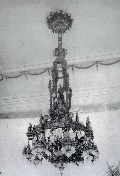 La Araña del Centenario en el momento de ser preparada para una fotografía en la Exposición Industrial de 1910.