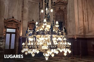 La araña del Salón Azul del Congreso lleva las firmas de Azaretto Hnos. y de su director técnico, el escultor Gabriel Simonnet Dubois.