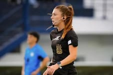 Quién es Ariadna Palacios, la primera mujer en dirigir un partido de la Primera B Metropolitana