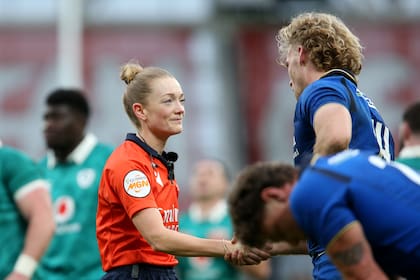 La árbitra escocesa Hollie Davidson hace historia en el Seis Naciones y marca un precedente