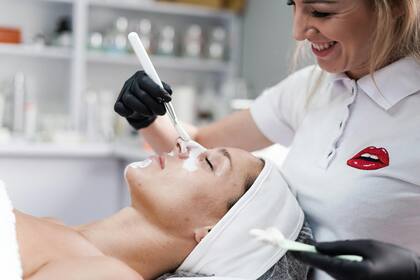 La arcilla blanca es un elemento utilizado en dermatología, gracias a que ayuda a limpiar y desintoxicar la piel, eliminando las impurezas, el acné y la inflamación