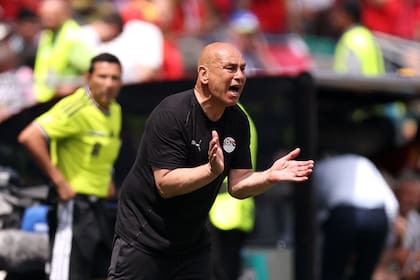 La aregan en Washington de Hossam Hassan en el duelo que terminó empatado 1-1 ante Bélgica