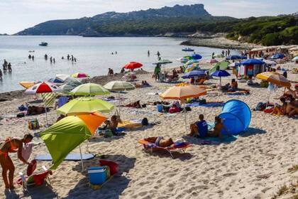 La arena blanca de las playas de Cerdeña es considerada un bien público.
