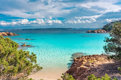 La arena rosa de una de las mejores playas