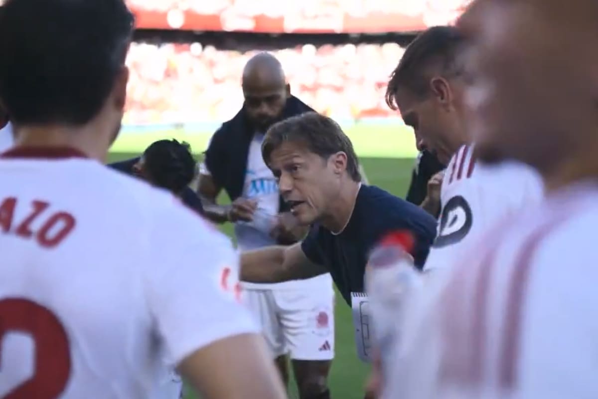 La arenga de Almeyda a sus jugadores, durante el 4 a 1 de Sevilla a Barcelona