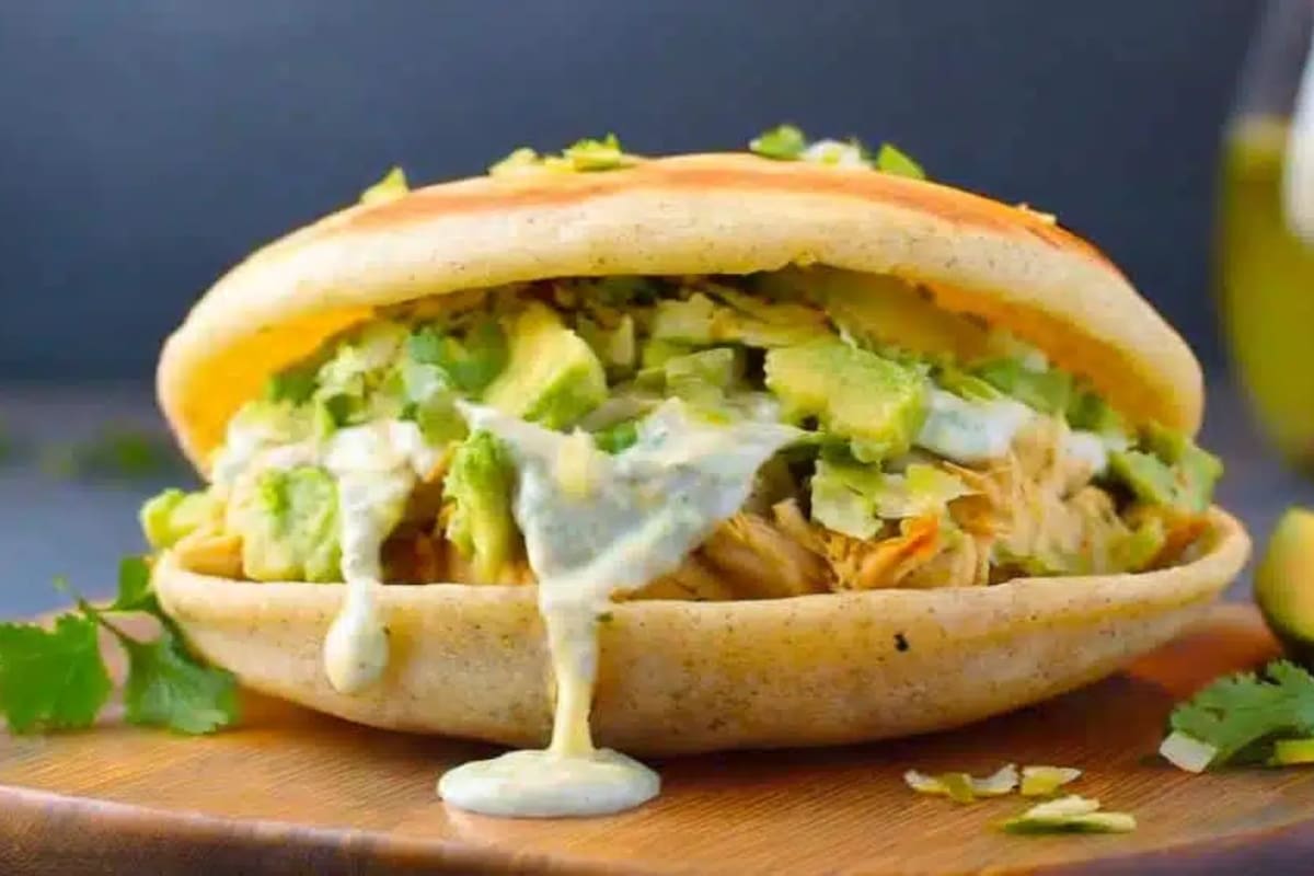 La arepa de la reina pepiada, que competirá en la final del Mundial de Desayunos de Ibai Llanos, nació durante los años 50 y se expandió en todo el país latinoamericano