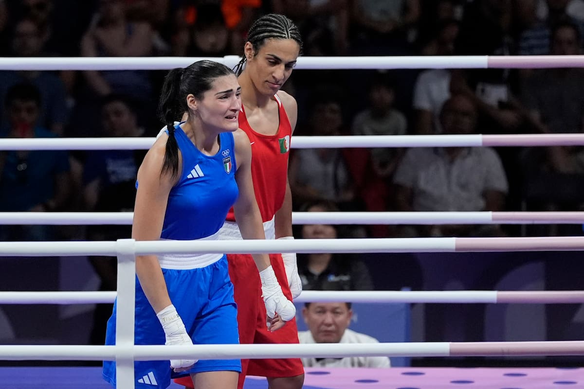 La argelina Imane Khelif (derecha) y la italiana Angela Carini reaccionan tras el triunfo de la primera en una pelea preliminar de boxeo olímpico, el jueves 1 de agosto de 2024, en París (AP Foto/Ariana Cubillos)