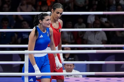 La argelina Imane Khelif (derecha) y la italiana Angela Carini reaccionan tras el triunfo de la primera en una pelea preliminar de boxeo olímpico, el jueves 1 de agosto de 2024, en París (AP Foto/Ariana Cubillos)
