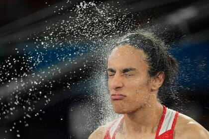 La argelina Imane Khelif se refresca antes de la pelea contra la china Yang Liu en la final de hasta 66 kilos, en el estadio Philippe Chatrier.