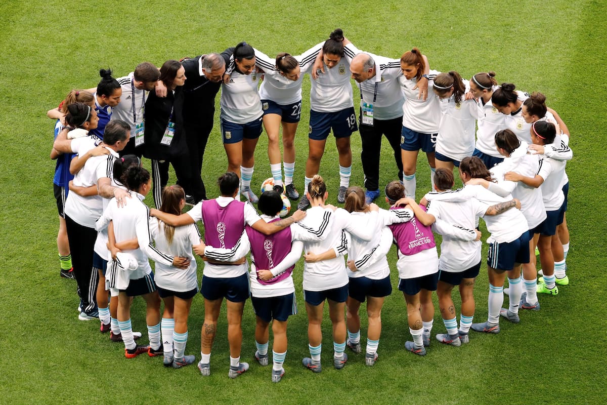 La Argentina avanzará por primera vez a los octavos de final si hoy derrota a Escocia; entre truco y paseos, el sueño sigue latente