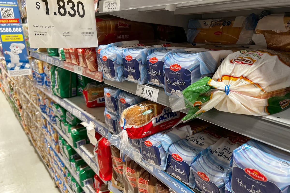 La Argentina bajó 20% sus costos, pero tiene aún el pan lactal, la ropa y los teléfonos más caros de la región