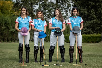 La argentina Camila Rossi (izquierda) comparte el plantel italiano con las nativas Ginevra Visconti, Alice Coria y Vicky Marchiorello; las tres primeras y la también argentina Maitena Marré disputarán este sábado el tercer lugar en el primer Mundial de polo femenino.