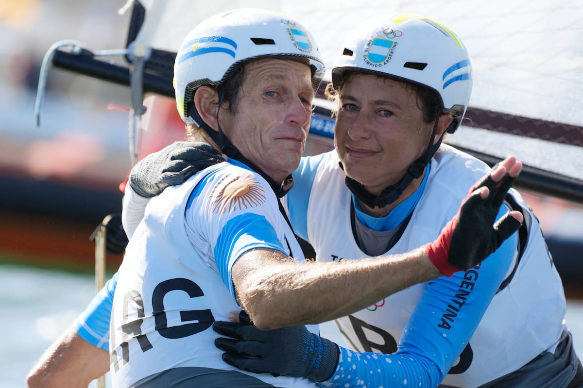 La argentina Cecilia Carranza Saroli y Santiago Raul Lange se abrazan en la clase mixta Nacra 17.