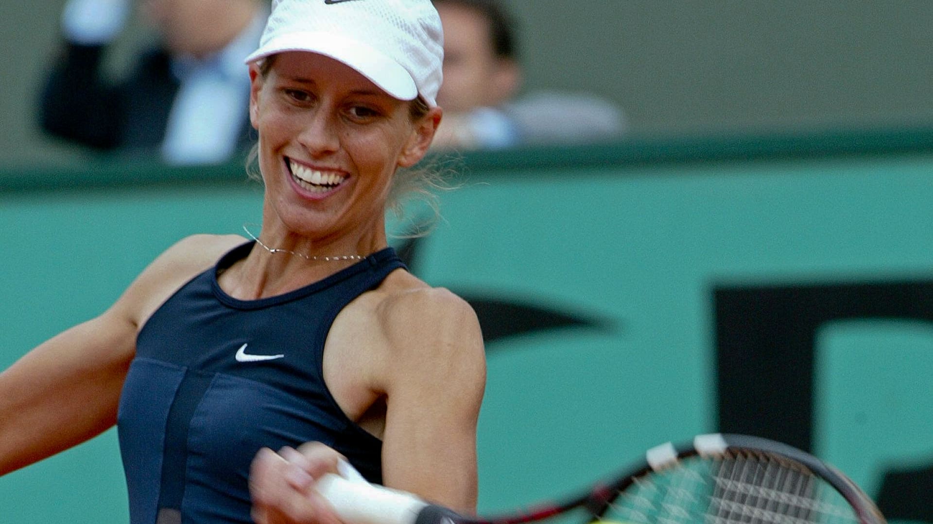 La argentina Clarisa Fernández devuelve un golpe de derecha a la estadounidense Venus Williams durante su partido de semifinales del Abierto de Francia de Tenis en el estadio Roland Garros de París el jueves 6 de junio de 2002.