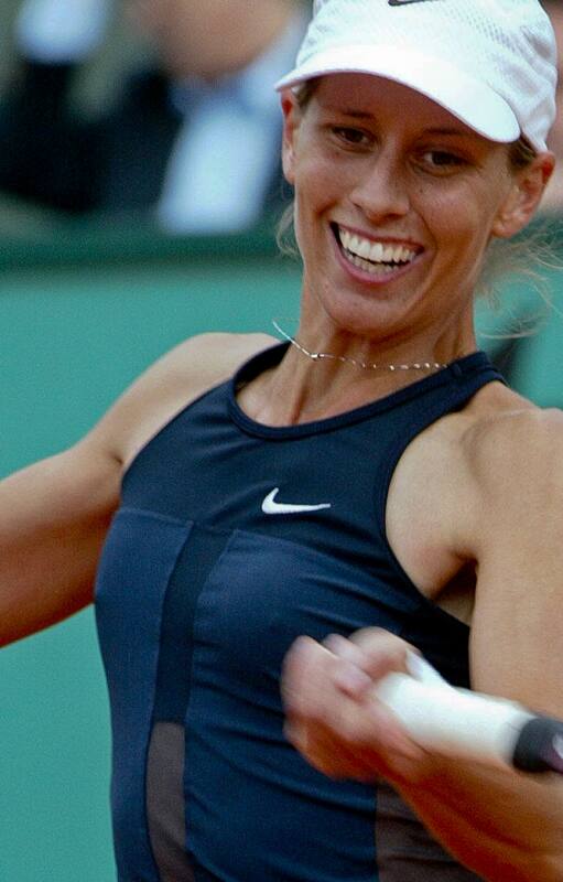 La argentina Clarisa Fernández devuelve un golpe de derecha a la estadounidense Venus Williams durante su partido de semifinales del Abierto de Francia de Tenis en el estadio Roland Garros de París el jueves 6 de junio de 2002.