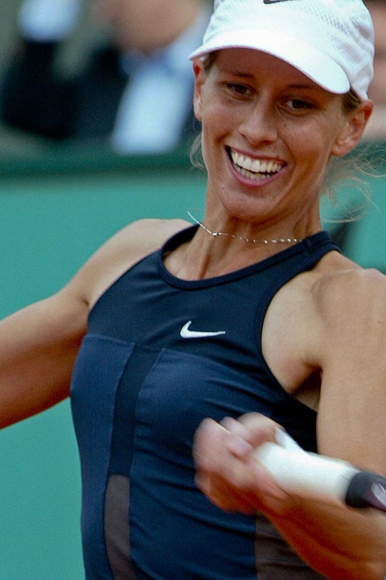 La argentina Clarisa Fernández devuelve un golpe de derecha a la estadounidense Venus Williams durante su partido de semifinales del Abierto de Francia de Tenis en el estadio Roland Garros de París el jueves 6 de junio de 2002.