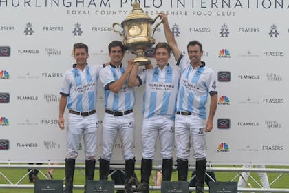 La Argentina con la Coronation Cup: Alfonso Pieres (h.), Juan Britos, Bartolomé Castagnola (h.) y Facundo Pieres