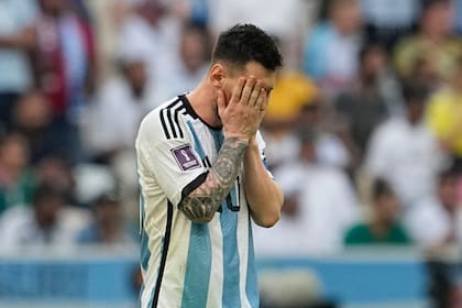 La Argentina decepcionó en el debut mundialista y fue derrotada 2 a 1 por Arabia Saudita en el Estadio de Lusail