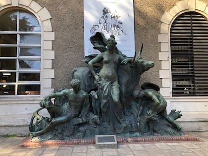 La Argentina, en su emplazamiento actual, en las escuelas Raggio.