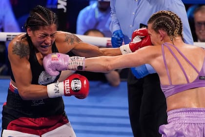 La argentina Érica Farias, siendo castigada por Mikaela Mayer (EE.UU.), en una pelea por el título mundial superpluma de la Organización Mundial de Boxeo, en Las Vegas.