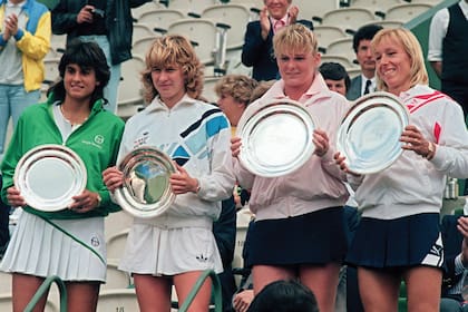 La argentina junto
a Steffi Graff, Andrea Temesvari y Martina
Navratilova, tras la final de dobles de Roland
Garros, en junio de 1986, que Gaby y Steffi
perdieron.