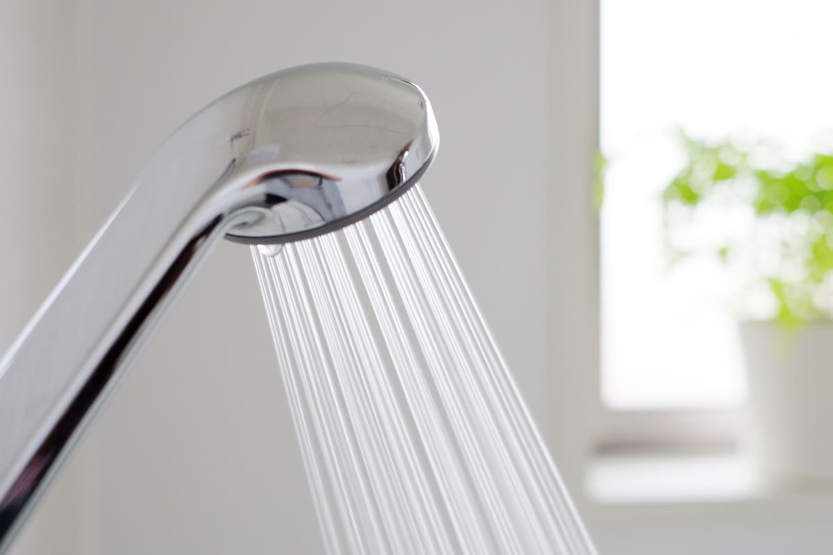 La Argentina, junto con China y Armenia, es el país en donde ducharse es más barato