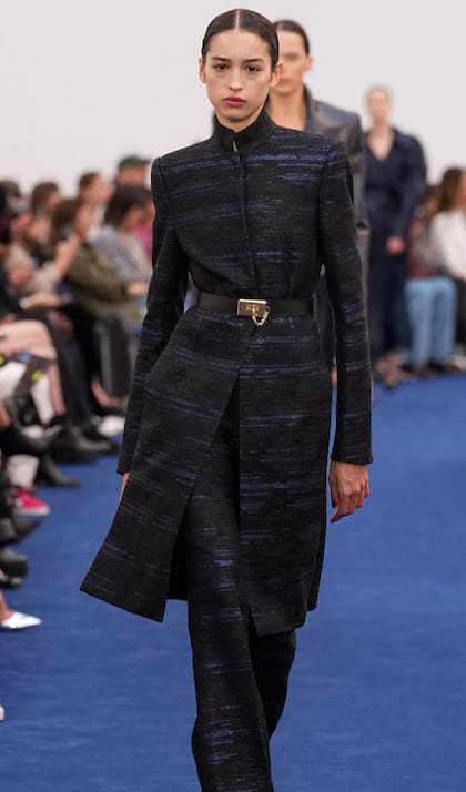 La argentina Justina Ageitos de la agencia Look1en la pasarela de Alexandre Vauthier. La modelo tuvo a Camilla Cabello observándola desde la front row