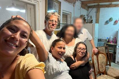 La argentina Karina Engelbert junto a su familia.
