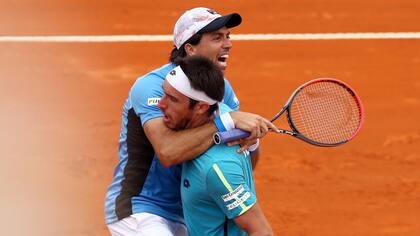 La Argentina le ganó el dobles a Italia en cinco sets y la serie se define el domingo