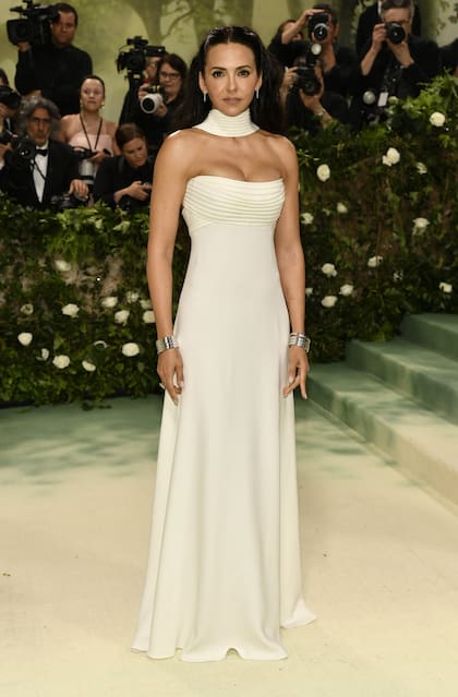La argentina Luciana Barroso lució elegante y distinguida. Acompañó el diseño de Dior con el pelo largo y apenas recogido con dos apliques, unos discretos pendientes y pulseras de plata