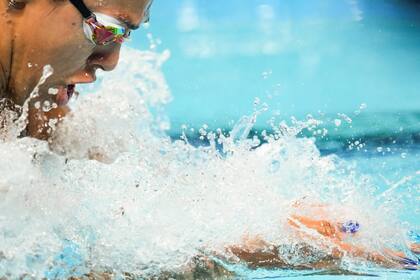 La argentina Macarena Ceballos compite en los 200 metros pecho en los Juegos Olímpicos de París, el domingo 28 de julio de 2024. (AP Foto/Bernat Armangue)