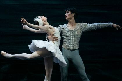 La argentina Marianela Núñez, bailarina principal del Royal Ballet de Londres, con el coreano Kimin Kim, primera figura del Mariinsky de San Petersburgo, en "El lago de los cisnes" en el Teatro Colón