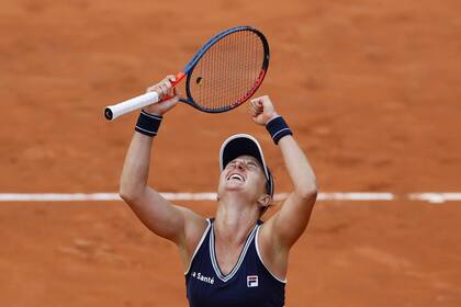 La argentina Nadia Podoroska celebra después de ganar contra la República Checa Barbora Krejcikova durante el partido de tenis femenino de la cuarta ronda de individuales femeninos el día 8 del torneo de tenis Roland Garros 2020 Abierto de Francia en París el 4 de octubre de 2020.